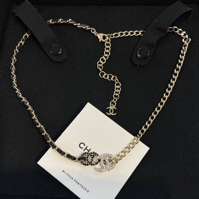 Xx584 Ch Nel香 儿 22B撞色两C穿皮链条项链 Choker 长度可调节简直美绝了！经典的Logo元素是每期都必入的，永不过时！不挑人不怕踩雷，撞色