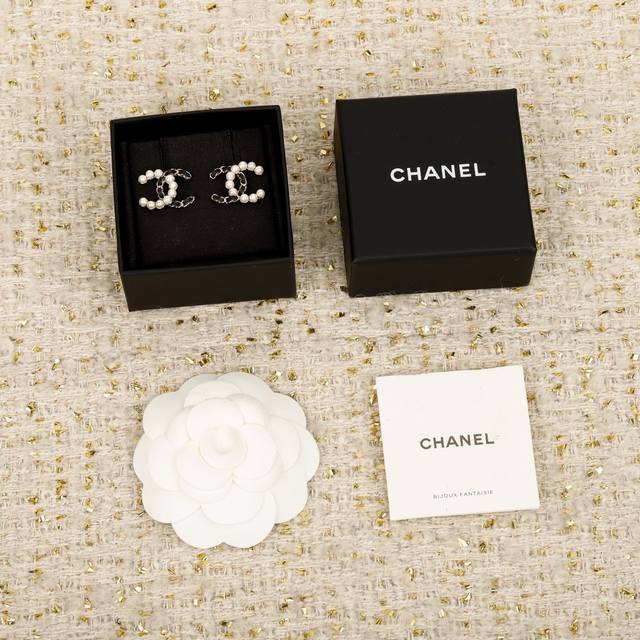 250576 我们出品 预售22号左右出货，Zp6240，量大咨询客Fu 香 珍珠拼皮穿链双C耳钉 25K秋冬最新款全网首发现Huo！本季必入爆款最最最经典的穿