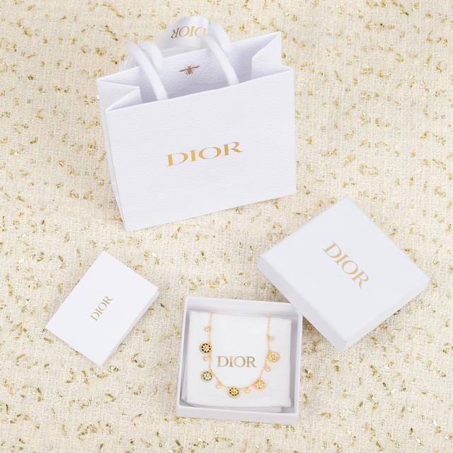 203828 我们出品 罗盘项链 Z 00+ 认准唯一一家真正购入珠宝类Zp开发的，可订做真金真钻，只做对版Zp真金货，Pk市面各种金货量大咨询客Fu 罗盘玫瑰