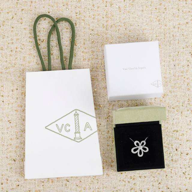 203591 我们出品 大花项链 Zp180000+ 认准唯一一家真正购入珠宝类Zp开发的，可订做18K真金真钻版，只做对版真金货，价询客Fu 木有入手 梵 克