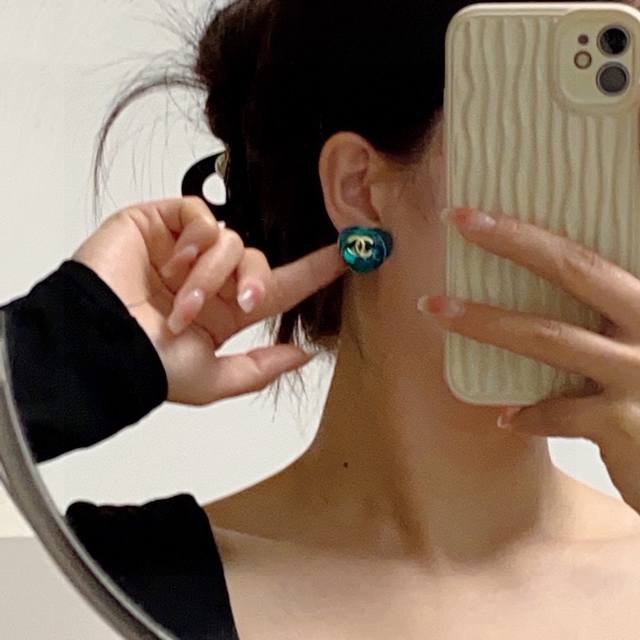 Chanel香奈Chanel字母双C爱心春夏彩色新款耳钉 美丽永远敌不过经典 黄金时期的香奈就是最经典．也是最有味道的 女人独立优雅魅力知性复古奢华不繁复 双C