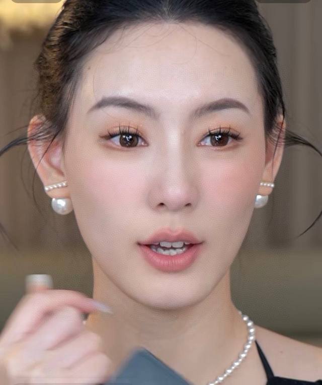 小红书推荐最新爆款高级感Celine赛琳高品质珍珠前后佩戴耳钉 赛琳已经自成一股流行元素，持续为女性诠释优雅、创造时尚，Celine家的饰品风格绝对代表了一种新