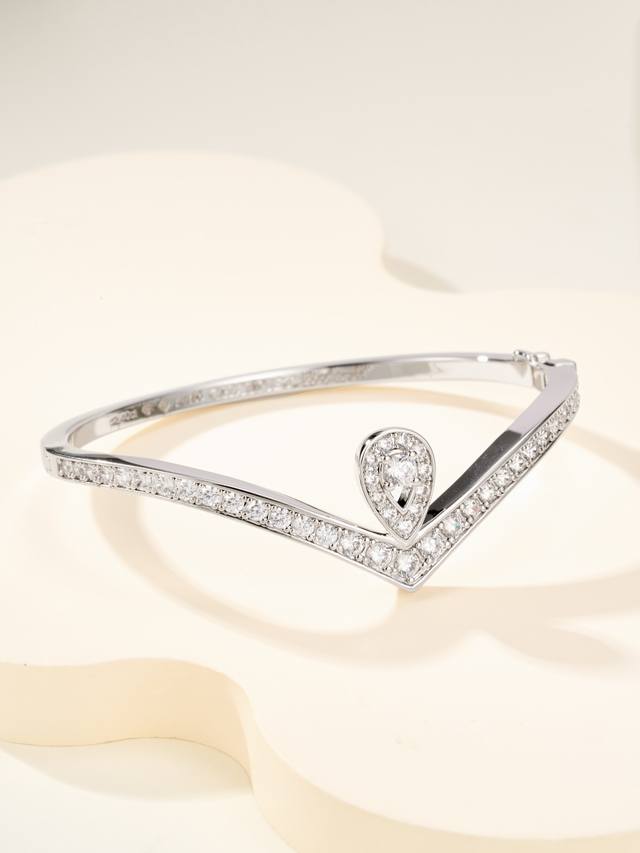 尚美白鹭手镯是JoséPhine约瑟芬皇后系列的珠宝作品，手镯缱绻于腕间，以纷繁优美的结构还原经典冠冕造型，其标志性的水滴形元素和“V形”设计，沿袭了“白鹭羽饰