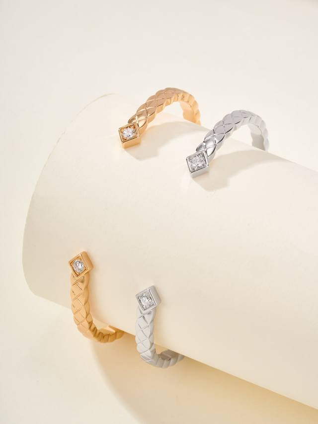 Coco Crush手镯，我们做的是Zp一对一版，和Zp所有细节达到一致外圈层的菱格纹是用最坚硬的钻石刀雕刻形成渐变的效果，市面很多都是齐平的，这个工艺难度非常