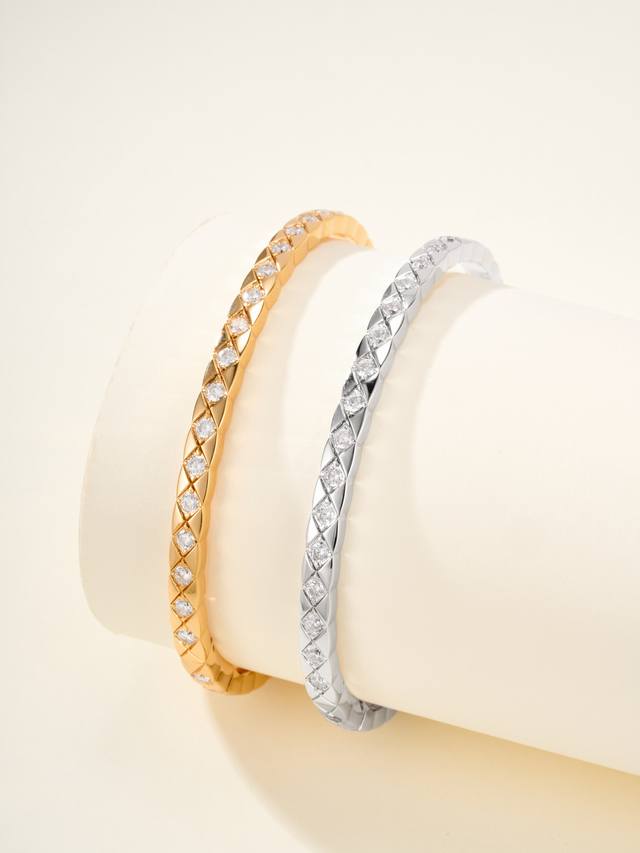 Coco Crush细版精致菱格满钻手镯 尺寸17号 期待已久的Coco Crush细版终于上线了，对比之前宽版、细版开口的，这次菱格手镯细版有无钻、间钻、满钻