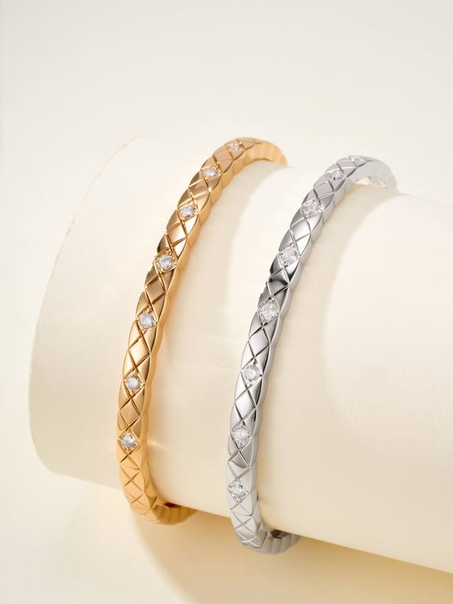 Coco Crush细版精致菱格间钻手镯 尺寸17号 期待已久的Coco Crush细版终于上线了，对比之前宽版、细版开口的，这次菱格手镯细版有无钻、间钻、满钻