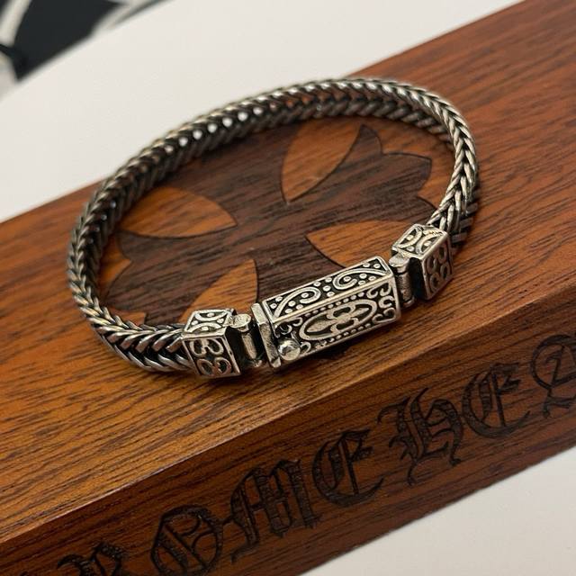 新款 专柜品质 Chrome Hearts克罗心 经典复古蛇骨手链 凹凸造型不同的花纹设计风格 呈现出与众不同 十字架 童军花是克罗心的志 所以更经久不衰 正品