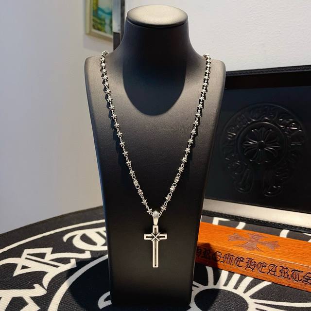 抖音 快手 Ins 小红书 直播热门 ，新款 专柜品质 Chrome Hearts克罗心五星花项链 ，十字架吊坠，凹凸造型不同的花纹设计风格 呈现出与众不同 十