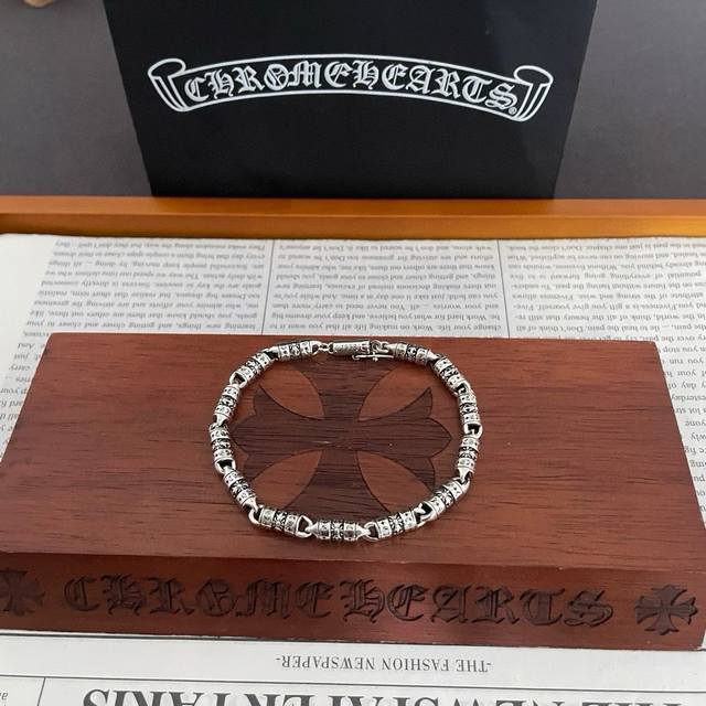 专柜品质 Chrome Hearts克罗心 经典复古竹节字母手链 凹凸造型不同的花纹设计风格 呈现出与众不同 十字架 童军花是克罗心的志 所以更经久不衰 正品打