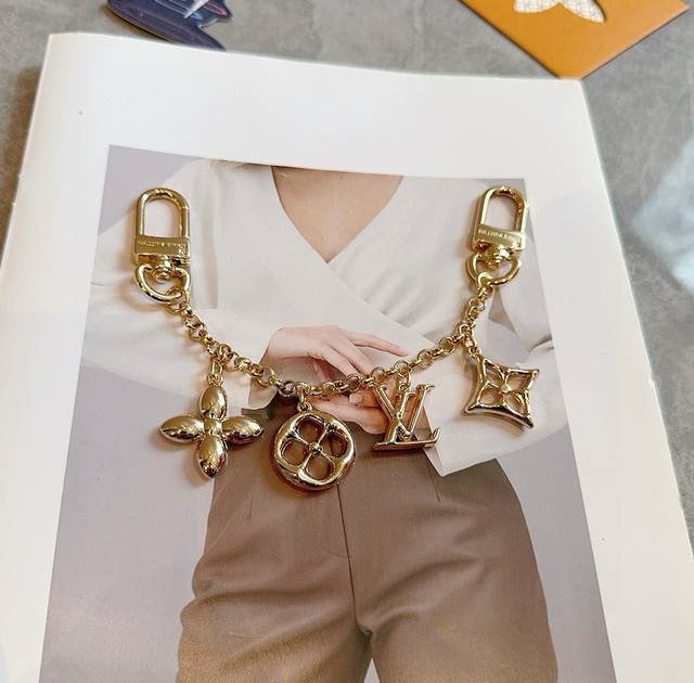 Lv钥匙扣 包饰 包包挂件 金色&银色 M01188 Spring Street Chain 包饰将 Monogram 花卉和 Lv 字母等经典元素化为袖珍挂饰
