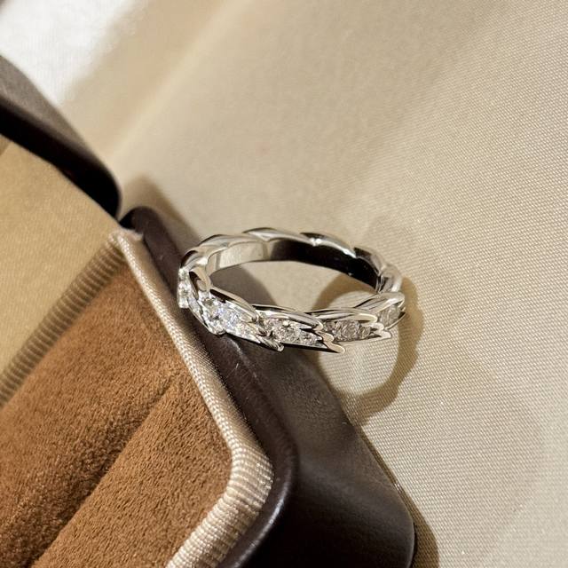 A6856 独立设计师 新款 翅膀 排钻 戒指 充满几何美感专为充满时尚感的量身打造，彰显个人搭配风格它不仅是一枚璀璨精致的耳环 更是一种蕴含艺术气息的体验，以