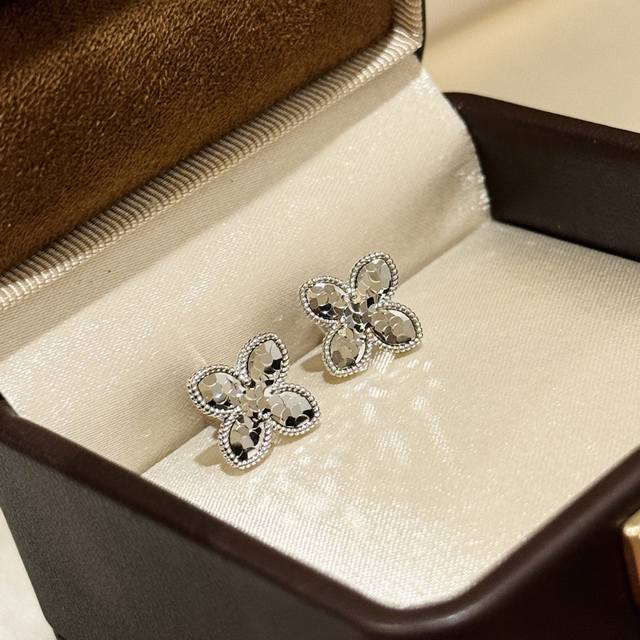 A5662 古法工艺 新中式碎碎冰 四叶草 耳钉 高级感拉满 通体S925纯银材质 Cnc工艺 电镀厚金 铂金色 纯银耳钉