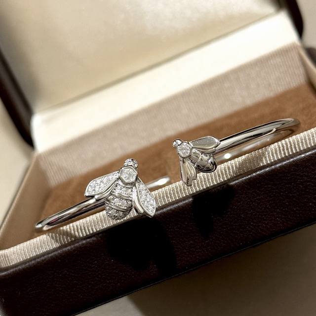 A6713 巴黎新款 蜂窝 蜜蜂 手镯 高端定制沿用尚美蜂窝Bee My Love 将蜜蜂的爱情复刻于心间，把爱带在身上，共筑爱巢超级闪耀 通体925纯银 精致