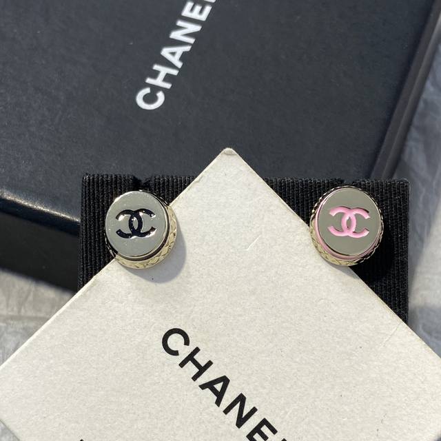 Xe0443 Ch Nel菱格圆形珐琅双C耳钉 火到炸裂，美到窒息，不买真心对不起自己