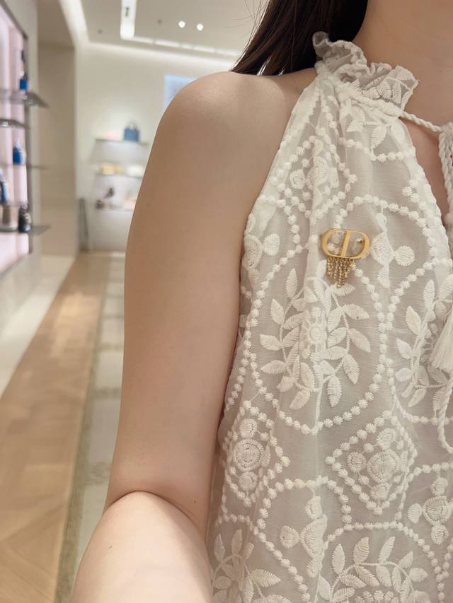 250574 我们出品 预售23号左右出货，Zp5720！量大咨询客Fu Dor字母流苏水钻胸针 实在是太完美了！巨巨巨巨好看巨仙的一款设计尺寸不仅温柔，还带着