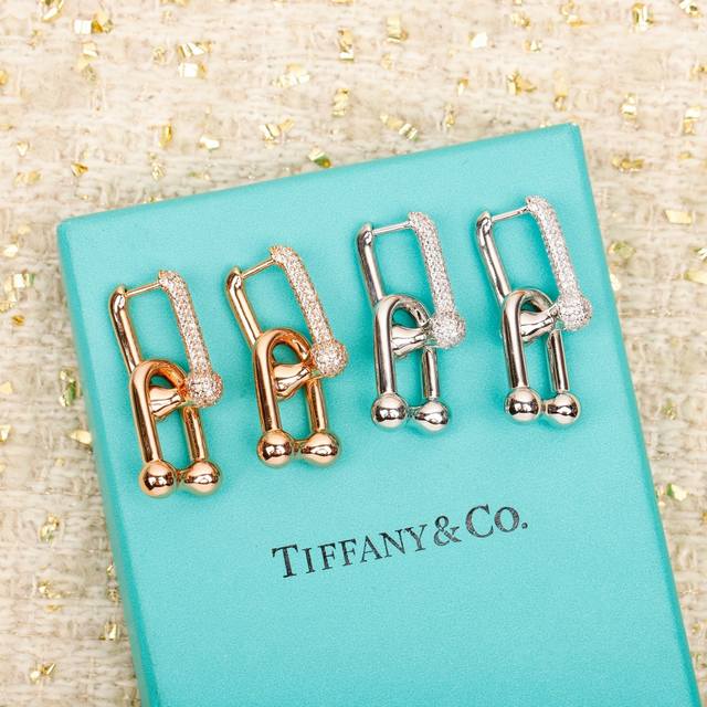 209958 我们出品 双链环耳环 ，可订做18K真金真钻版，只做对版真金货，价询客Fu Hardwear 系列优雅与颠覆精神并存，敏感捕捉到漫步纽约的时尚女性