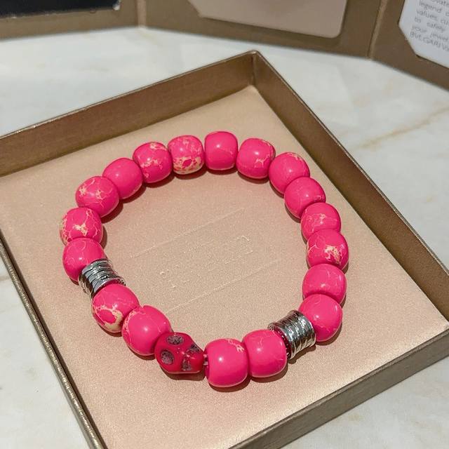 宝格丽手链V金材质 Bvlgari宝格丽 Divas‘ Dream 系列 蛇皮石手链品相完美，细节无敌，那种独特的色泽完全无可挑剔，再缀以经典指环外形设计，简约