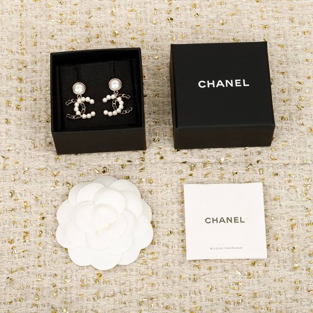 250571 我们出品 预售22号左右出货，Zp7670，量大咨询客Fu 香 淡金色珍珠拼皮穿链双C耳钉 25K秋冬最新款全网首发现Huo！本季必入爆款最最最经