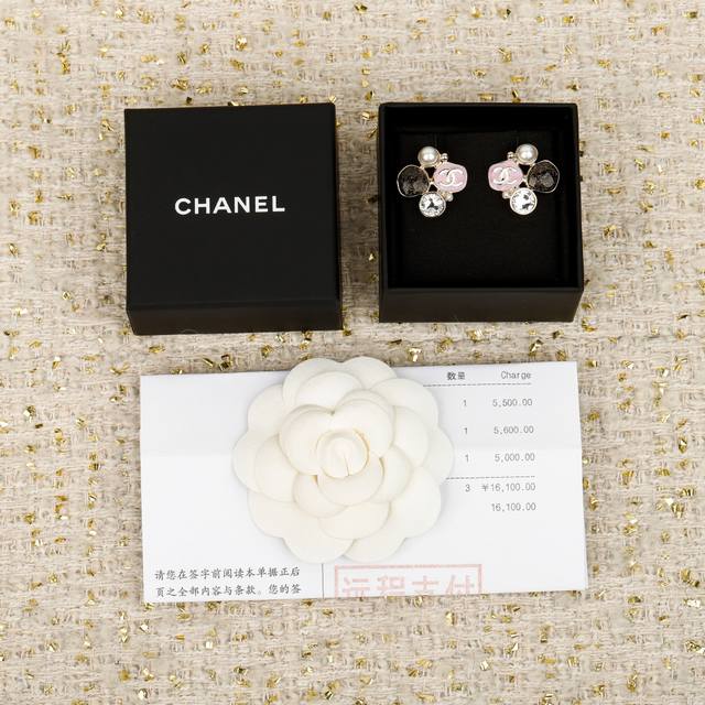 250572 我们出品 预售22号左右出货，Zp7150，量大咨询客Fu 香 方块珐琅双C耳钉 辛芷蕾同款耳钉 本季必入爆款25K新款老规矩先到先得！超级精致万