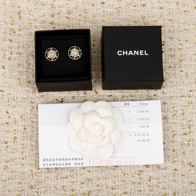 250573 我们出品 预售22号左右出货，Zp7280！本季度最火爆系列 香 圆形穿皮纽扣珍珠耳钉 本季必入爆款25K新款老规矩先到先得！超级精致万年经典款，