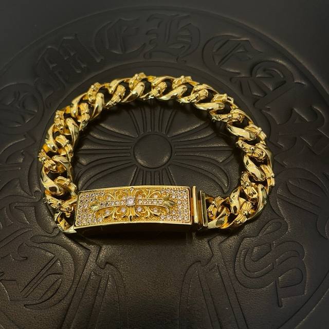 专柜品质Chrome Hearts克罗心黄金色经典麻花复古半花白钻手链，凹凸造型不同的花纹设计风格 呈现出与众不同 十字架 童军花是克罗心的志 所以更经久不衰
