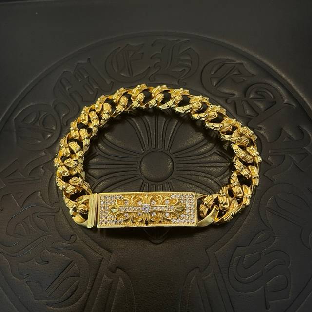 专柜品质Chrome Hearts克罗心黄金色经典麻花复古全十字花白钻手链，凹凸造型不同的花纹设计风格 呈现出与众不同 十字架 童军花是克罗心的志 所以更经久不