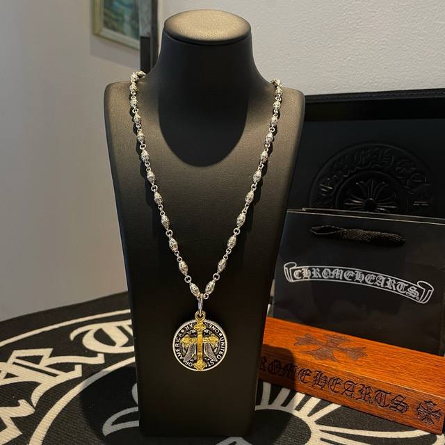 抖音 快手 Ins 小红书 直播热门 ，新款 专柜品质 Chrome Hearts克罗心十字架花球项链 ，圆形十字架吊坠，凹凸造型不同的花纹设计风格 呈现出与众