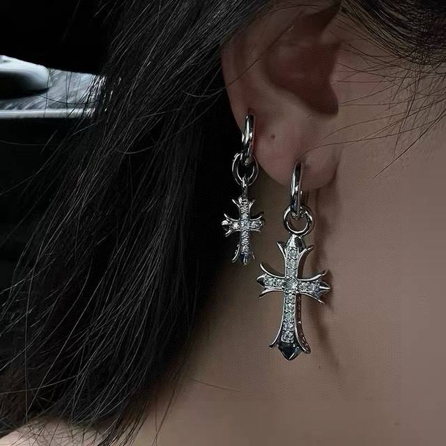 新款 专柜品质 Chrome Hearts克罗心 经典复古十字架镶钻耳钉 凹凸造型不同的花纹设计风格 呈现出与众不同 十字架 童军花是克罗心的志 所以更经久不衰