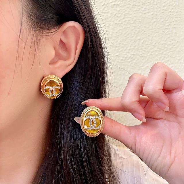 香奈儿双C镶钻耳钉