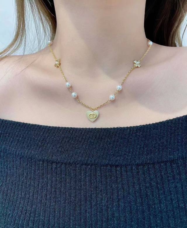 今日新款 编码N1144 0257825 Dior项链热销款火爆上新 迪奥多元素Cd爱心珍珠四叶草项链 以精细柔美金色链条点缀金属星星、四叶草、珍珠等多种经典元