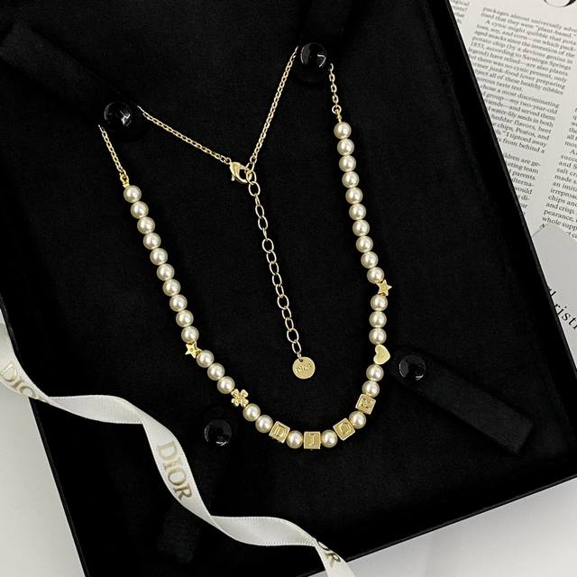 今日新款 编码N1151 0277820 Dior项链热销款火爆上新 迪奥浅金多元素小方块字母拼珍珠链条项链 珍珠半链拼接设计，金属星星、四叶草等经典元素点缀，