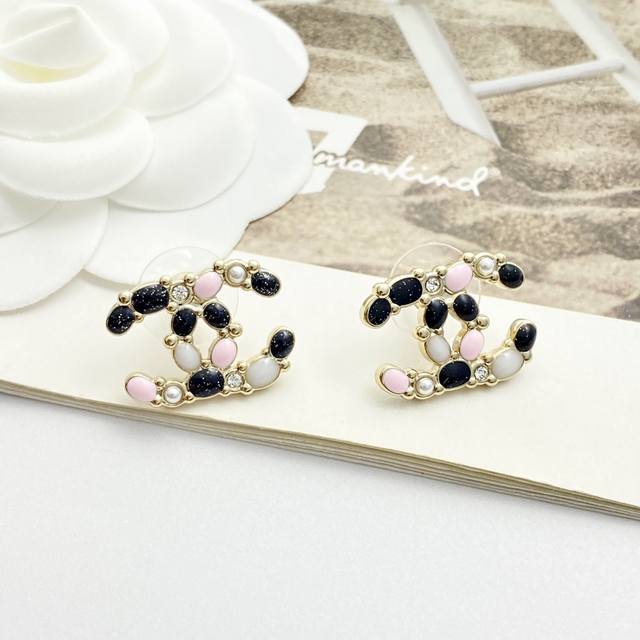 今日新款 编码E3224 0247820 香奈儿耳钉热销爆上新 Chan 25 不规则彩色珐琅双Ｃ耳钉 彩色的珐琅艺术又时髦，加了一些珍珠水钻更加柔美 优雅精致