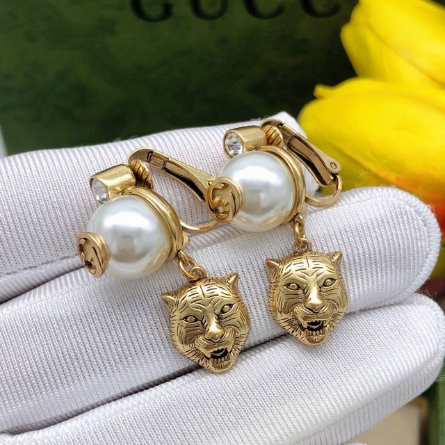 编号Ged0143 Gucci古驰老虎头耳夹 酷酷的虎头设计 古铜色复古时尚 戴上就是酷Girl