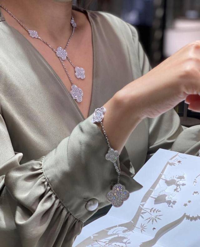 Vca白金色不规则满钻五花手链