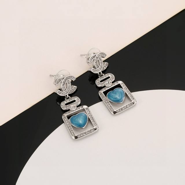 小香新款 Chanel香奈儿 香水瓶耳钉 原版一摸一样的原单货，高端定制 原版黄铜 每一个细节媲美专柜正品，业内仅此一家全世界专柜自购正品打版