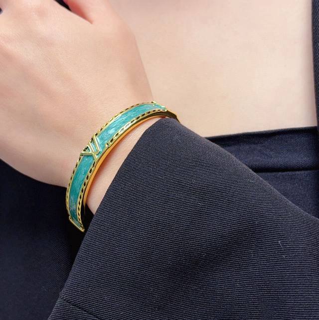 新品 原单货 Lv字母金色带Logo手镯Louis Vuitton 路易威登 专柜一致材质 火爆款出货 设计独特 复古前卫。手镯14K精工保色版 从上市以来一直