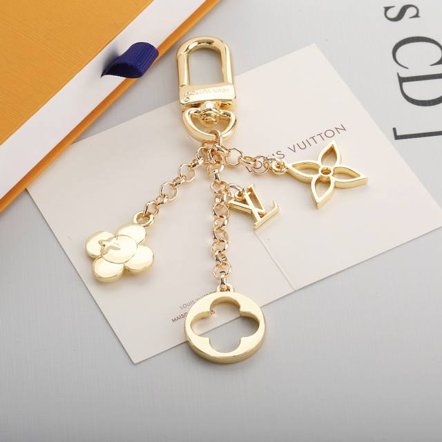 新款多元素金属钥匙扣挂件 Lv Monogram钥匙扣挂件金属材质+ 电镀，经典四叶草&Lv标志元素，链条串联精致又有辨识度挂包包常搭配或送礼都超合适