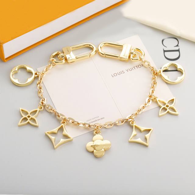 新款多元素钥匙扣挂件 Lv Fleur De Monogram包饰链条金属材质+经典 Monogram元素，四 草、花朵、星形吊坠 链条长度适中，可装饰牛角包、