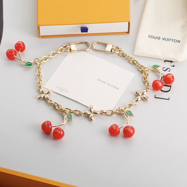 新款长款链条吊樱桃双扣钥匙扣 Louis Vuitton X村上隆联名款长款双链条挂件樱桃设计，简约时尚挂包包最合适了