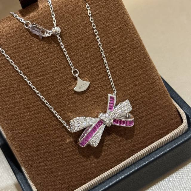 S0074 格拉夫 经典款 玫红钻 梯方钻 蝴蝶结系列项链 激动无尽能量。高端定制925纯银微镶工艺 光芒四射，绽放如火热情。璀璨宝石，捕捉耀眼阳光。流丽曲线，