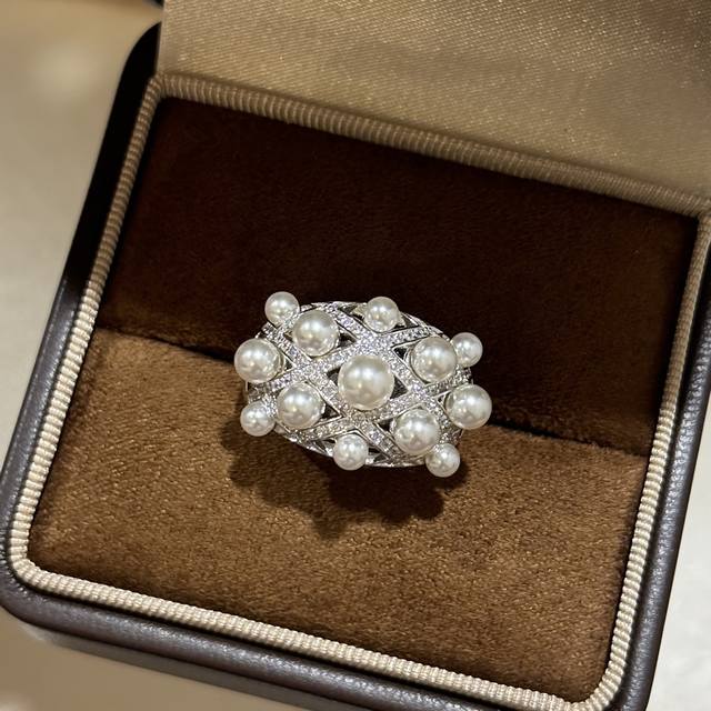 A6846 小香风 欧美奢华款 满钻 珍珠 戒指 镶嵌Aaaaa级高碳钻 搭配天然贝珠 个性时尚 引领潮流 通体925纯银 镶嵌工艺 女神必备时尚单品 电镀厚金