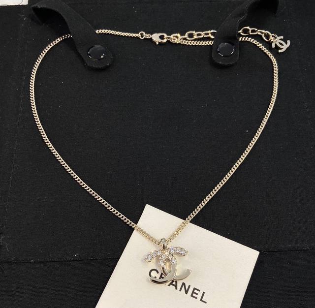 Xx644 Ch Nel 香 儿 22K双C半边钻项链 长度可调节 这一季，必入系列经典又精致的造型，优雅大方又不失甜美，Blingbling超有气质，有点低调