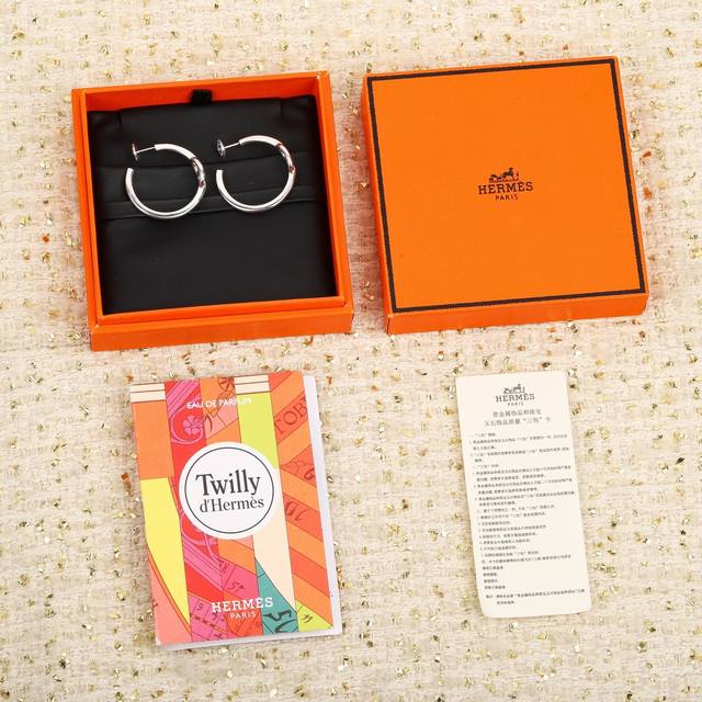 207813 我们出品 猪鼻子耳环 ，可订做18K真金真钻版，只做对版真金货，价询客Fu 明星、网红、名媛都难以抗拒！ 酷劲十足的经典标志 古今中外时尚浪尖上的