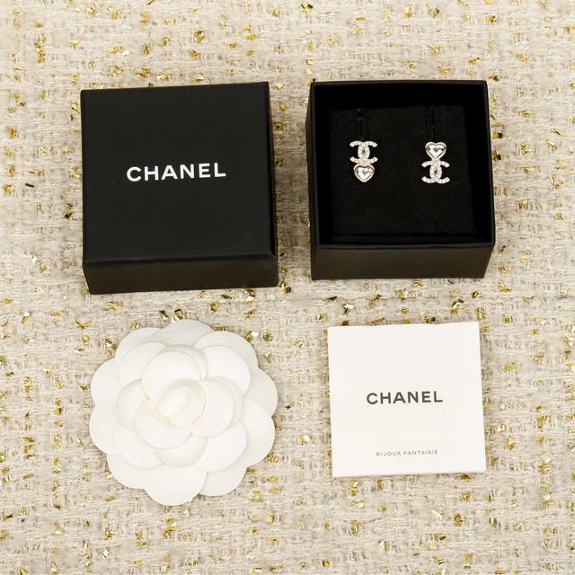 250591 我们出品 预售月头出货，Zp5980！量大咨询客Fu 香 双C爱心耳钉 25B秋冬最新款，最新款全网首发现Huo哇哇，太美了，这一季必入单品！仙女