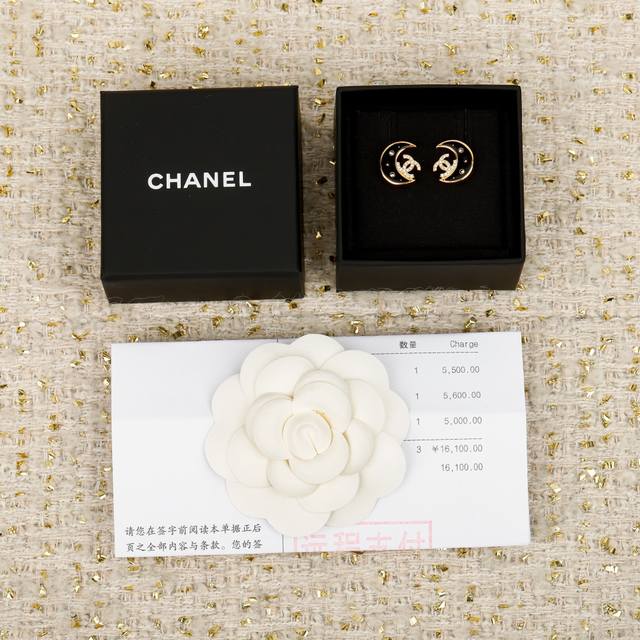 250590 我们出品 预售月头出货，Zp6500，量大咨询客Fu 香 25K黑色月亮双C耳钉 好少见的月亮元素～黑色的月亮上面两颗水钻镶嵌，就像月亮拥抱双C，