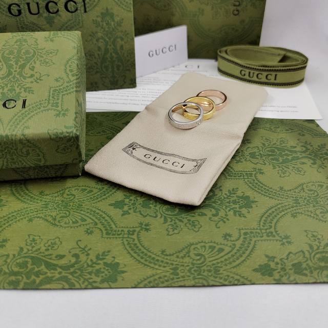 Gucci这款戒指巧妙融入品牌双G字母交织图案 将Logo字母作为图案刻在饰品窄环上 全新系列廷续了经典标识 Gg图案三色 尺寸：6一11