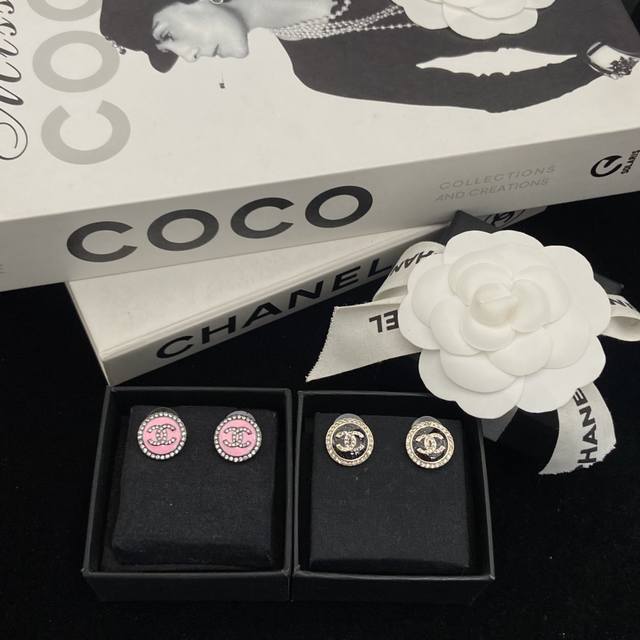 今日新品 香奈儿新款25B圆形焕彩珐琅耳钉 搭配细闪珐琅 戴上就是精致小姐姐即视感