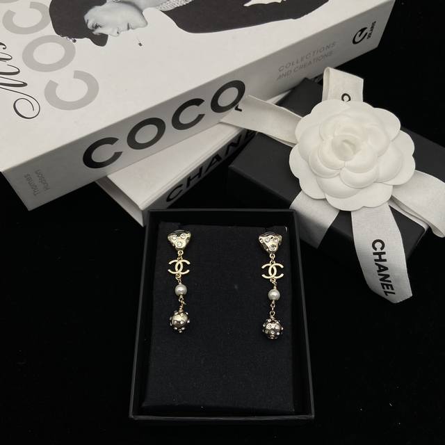 香奈儿新款双C圆球流苏耳钉 上耳巨巨巨显脸小 贵气优雅