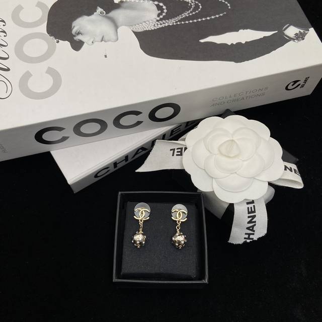 香奈儿24B浅金色双C圆球吊坠耳钉 镶钻小金球吊坠金色双C小Logo 非常有辨识度 上身太吸睛啦
