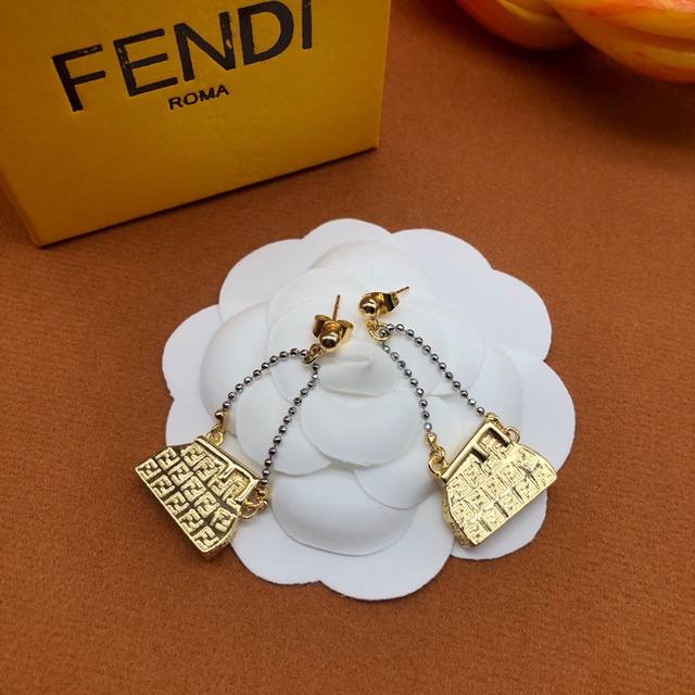 Fendi芬迪新款Logo耳钉